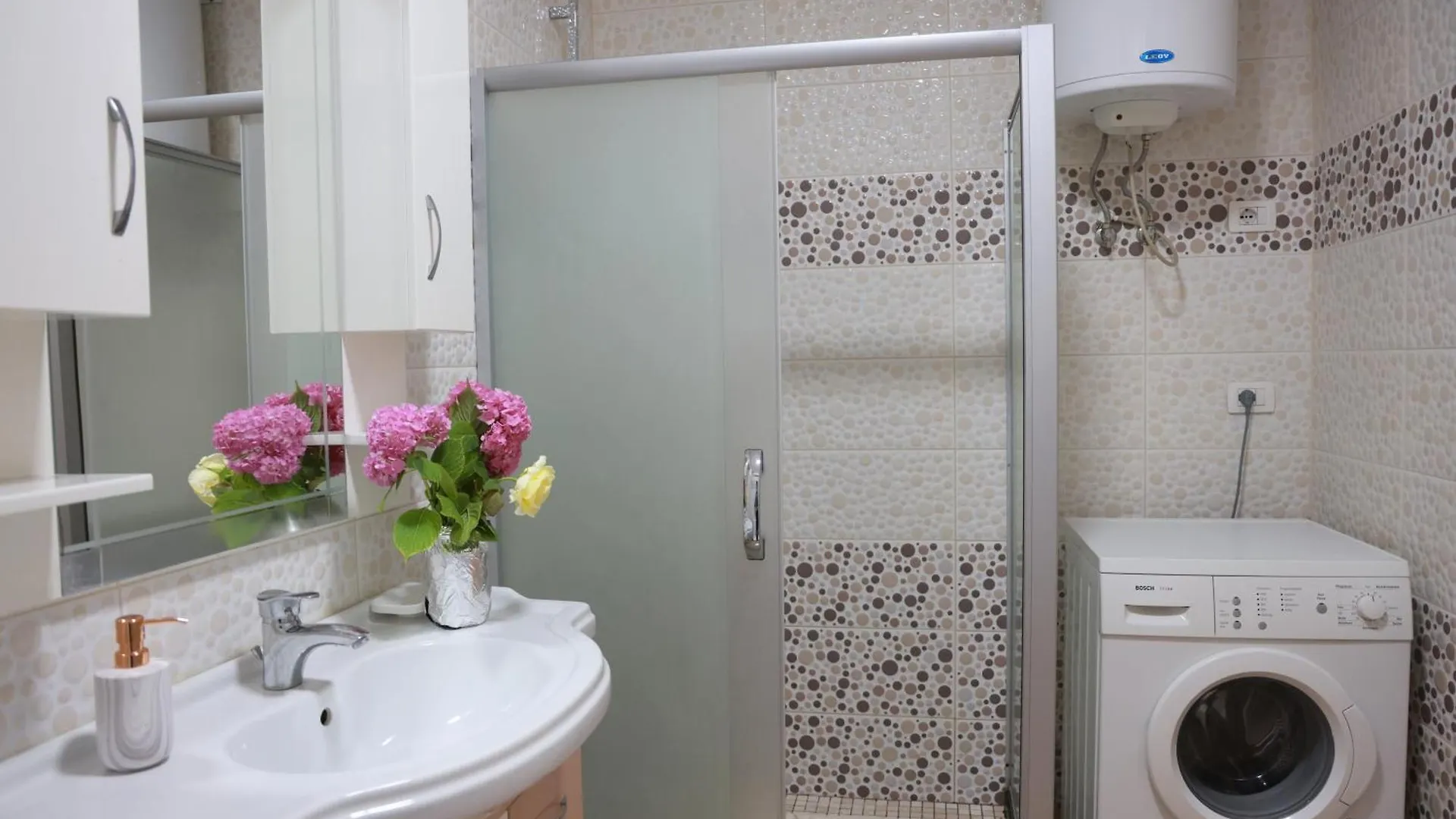Eloise Apartment Shkoder 0*,